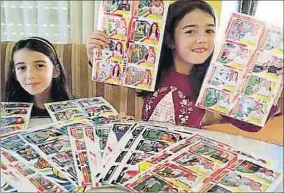  ?? FOTO: MARÏA VÁZQUEZ ?? Rocío (8 años) y María (5), con la colección La liga Iberdrola les ha ayudado a completar un álbum con todas las jugadoras