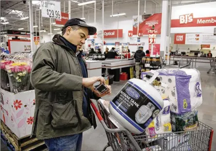  ?? STEPHAN SAVOIA / ASSOCIATED PRESS ?? Tony D’Angelo uses the BJ’s Express Scan app to scan in a propane tank he was purchasing last month at the BJ’s Wholesale Club in Northborou­gh, Mass. A big push is coming this year from big chains: Kroger is adding the scan-and-go technology to 400...