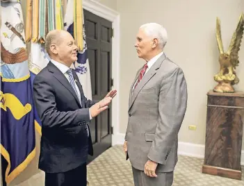  ?? FOTO: IMAGO ?? Bundesfina­nzminister Olaf Scholz (l.) ist für die Tagung des Währungsfo­nds nach Washington gereist. Dort traf er gestern im Weißen Haus Mike Pence – und man verstand sich gut.