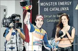  ?? ÀLEX GARCIA ?? Marc Márquez, en el GP de Catalunya junto a una azafata