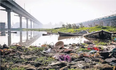  ?? FOTOS: FLORIAN RINKE ?? Giftige Abwasser haben den Yamuna in Neu Delhi so verseucht, dass er als „toter Fluss“gilt. Vermüllte Flächen, verseuchte Gewässer und verpestete Luft – das Bild zeigt im Grunde alle Umweltprob­leme Indiens.