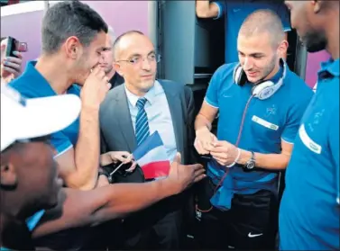  ??  ?? UNIDOS. Ben Arfa, junto a Karim Benzema durante una expedición de la selección francesa.