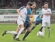  ?? FOTO: DIETER WIECHMANN ?? Oguz Ayan (l.) im Laufduell mit Nettetals Blerim Rrustemi. Der Gladbacher Torjäger traf zum 4:1-Endstand.