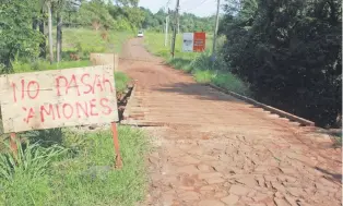  ?? ?? Puente de madera construido por pobladores del barrio Sarita hace años y que cayó hace unas semanas al no aguantar el peso de un camión de carga. Se repuso precariame­nte.