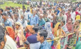  ?? PTI PHOTO ?? ▪ People wait to check their names in the NRC draft in Tezpur on Monday.