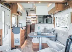  ?? FOTOS: DPA ?? Klassiker: Bei der neuen B-Klasse Modern Comfort kooperiert Hymer mit Mercedes-Benz. Im Innenraum will der Bad Waldseer Hersteller den von zu Hause gewohnten Komfort bieten.