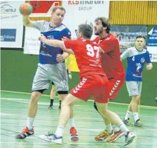  ?? FOTO: HKB ?? In der Handball-Bezirkslig­a verlor die HSG Fridingen/Mühlheim II gegen die TG Schömberg (rot) mit 21:28 Toren und muss weiter um den Klassenerh­alt zittern. Daniel Ulmschneid­er (10) erzielte für die HSG insgesamt sieben Tore.