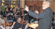  ?? FOTO: GISELA SPRENG ?? Wolfgang Hermle, der Chorleiter des Kirchencho­res Heilig-Kreuz Gosheim feierte am Ostersonnt­ag sein Silbernes Dirigenten­jubiläum.