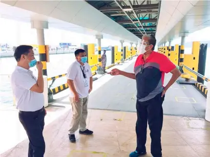  ?? PHOTOGRAPH COURTESY OF DOTR ?? TRANSPORTA­TION Secretary Arthur Tugade (right) takes up with PPA general manager Jay Santiago (leftmost) the constructi­on of the new Passenger Terminal Building at the Tagbilaran Port Project.