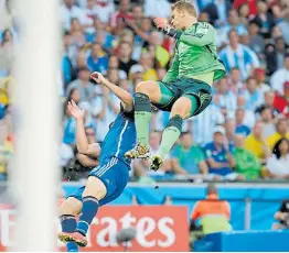  ??  ?? Con VAR era penal. De Neuer a Higuaín, y tarjeta para el arquero.