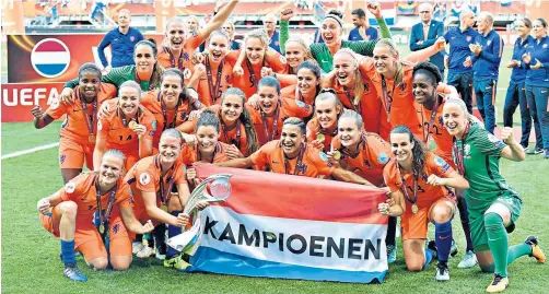  ??  ?? Oranje appeal: Holland celebrate winning the European Championsh­ip to the delight of the home fans in Enschede yesterday