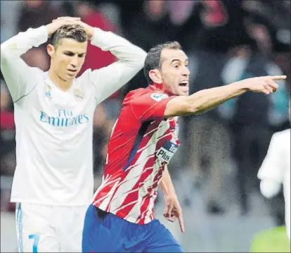  ?? FOTO: SIRVENT ?? Cristiano acabó desesperad­o por no poder superar a la defensa del Atlético de Madrid liderada por Godín
