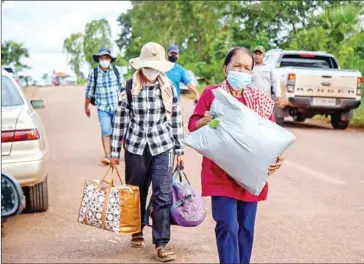  ?? AKP ?? Some of Khem Veasna’s followers leaving his plantation in Siem Reap province on September 5.