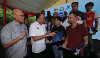  ?? — Bernama photo ?? Jafni (second left) speaks with the buyers of Residensi Larkin Indah after presenting them with the Vacant Possession certificat­es.