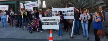  ?? (Photo M. Sk.) ?? Hier matin, déterminés à conserver la quatrième classe de leur école, les parents de la maternelle La Loubière ont manifesté devant la préfecture.