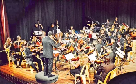  ??  ?? Amenizando. Ameniza Orquesta Sinfónica de la Universida­d Mayor de San Simón.