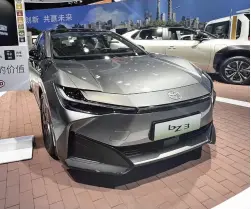  ?? Yomiuri Shimbun photos ?? Left: Honda Motor Co.’s e:N2 Concept sedan is exhibited at the China Internatio­nal Import Expo in Shanghai on Saturday. Right: Toyota Motor Corp. exhibits the bZ3 electric vehicle.