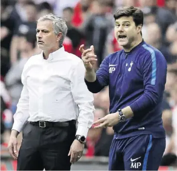  ?? AP ?? Der entlassene Tottenham-Trainer Mauricio Pochettino (r.) und sein Nachfolger José Mourinho.