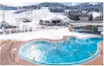  ??  ?? Auszeit vom Alltag mit Blick auf die WeltcupPis­ten in den schönsten Thermen Österreich­s.