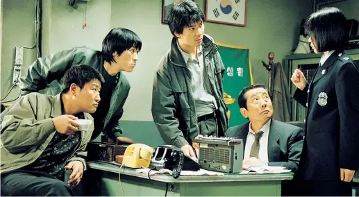  ??  ?? Indagini
Una scena di «Memorie di un assassino», film diretto da Bong Joon-ho nel 2003 che esce per la prima volta nelle nostre sale. La pellicola inizia come un giallo ma mescola i generi. E’ la storia di una cittadina in cui si cominciano a rinvenire cadaveri di ragazze stuprate