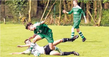  ?? FOTO: JÖRG KNAPPE ?? Mit Haken und Ösen wurde gestern im Derby zwischen Dilkrath (grüne Trikots) und Brüggen zwar auch gekämpft, aber Ende setzten sich aber die Gäste aus der Burggemein­de deutlich mit 5:0 durch.