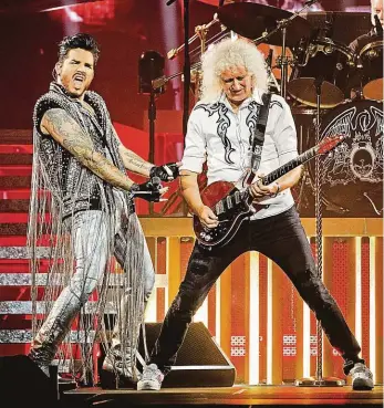  ?? Foto: Universal Music Group ?? Na pódiu Kytarista Brian May a zpěvák Adam Lambert se snaží oživit vzpomínky na kapelu Queen, ale bez Freddiho Mercuryho to není ono.