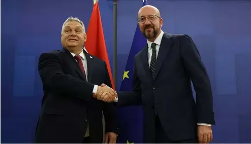  ?? ?? Viktor Orbán, Premier ministre hongrois (à gauche) et Charles Michel, président du Conseil européen (à droite)