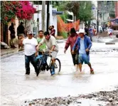  ??  ?? ACCIONES. Las senadoras Kenia López y Xóchitl Gálvez colgaron una manta en la Cámara alta para exigir se atienda la tragedia en Tula; mientras, la Federación anunció apoyos para afectados por