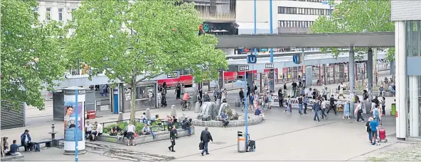  ?? [ Fabry ] ?? Der nächste Problempla­tz? Grüne Bäume, viele Bänke: Rund um den Bahnhof Floridsdor­f machen Wiener gern Pause. Die Polizei allerdings hat viel zu tun.