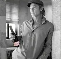  ??  ?? Brad avait déjà pris la pose en octobre dernier pour son nouveau champagne rosé, Fleur de Miraval.