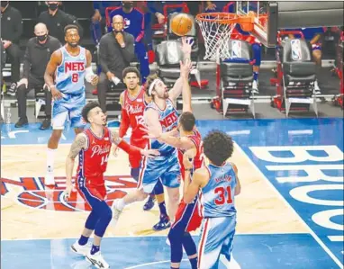  ??  ?? Joe Harris van Brooklyn Nets maakt hier twee punten. Spelers van Philadelph­ia 76ers konden dit niet voorkomen. (Foto: ESPN)