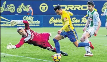  ??  ?? IMPARABLE. Álvaro García, con sus dos goles, hace soñar al Cádiz con su retorno a Primera.