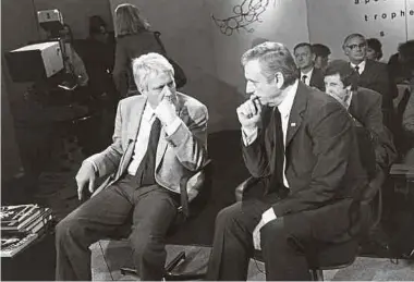  ?? Photo: Getty Images ?? Jorge Semprún (à gauche) et Yves Montand en avril 1983 sur le plateau de l’émission «Apostrophe­s», deux des grandes figures artistique­s et politiques européenne­s du XXe siècle.