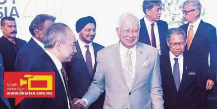  ?? [FOTO AIZUDDIN SAAD/BH] ?? Najib bersalam dengan tetamu pada pelancaran Invest Malaysia Kuala Lumpur 2017 di Kuala Lumpur, semalam.