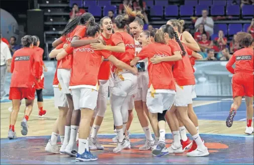  ??  ?? UNA FAMILIA. Las jugadoras de la Selección celebran el segundo triunfo en el Mundial de Tenerife. Ya han asegurado su presencia en octavos.