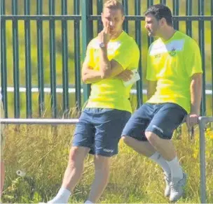  ??  ?? The Penybont management team of Rhys Griffiths, left, and Martyn Giles discuss tactics against Llanelli Town