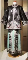  ??  ?? Embroidere­d long silk jackets are some of the classic pieces for women.