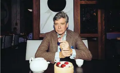  ??  ?? Le immagini Qui sopra: Jay McInerney al ristorante Hakkasan di New York con in mano un macartune, uno dei biscotti della fortuna che il ristorante di lusso gli ha commission­ato nel mese di febbraio per celebrare il capodanno cinese (nell’immagine piccola a destra un esempio)