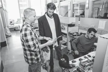  ?? DAN MACMEDAN, USA TODAY ?? Chris Folkerts, founder of Grenco Science, keeps a very casual atmosphere at the company headquarte­rs, often rolling around on his skateboard as he checks on product assembly.