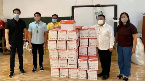  ?? (Chris Navarro) ?? BLENDED LEARNING. Bacolor Mayor Eduardo 'Diman' G. Datu, Councilors Ron Dungca and Lucky Labung turned over on Monday several rims and boxes of bond papers to all public schools here. The bond papers which will be used for the modules were donated by the Bacolor Quarry Operators Associatio­n.