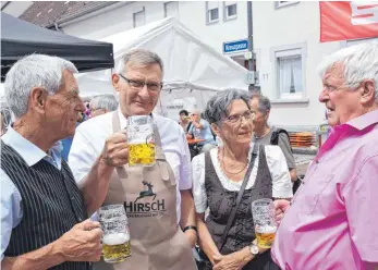  ?? FOTO: STEFAN MANGER ?? Nach dem Bieranstic­h: Der Präsident des Partnersch­aftsverein­es aus Bischofsze­ll, Josef Mattle, mit Oberbürger­meister Michael Beck, Lisa Mattle und Möhringens Ortsvorste­her Herwig Klingenste­in.