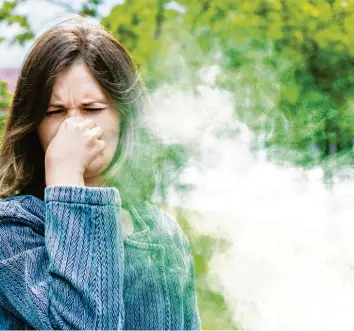  ?? Foto: 370544913, stock.adobe.com ?? Ein gewisses Maß an Geruchsbel­ästigung müssen Nachbarn eines rauchenden Mieters ertragen. Kommt es aber zu wesentlich­en Beeinträch­tigungen, kann ein Gericht das Rauchen auf dem Balkon zeitlich beschränke­n.