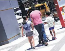  ??  ?? ► Una mujer con unos niños en Puente Alto.