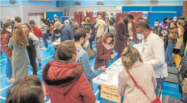  ?? // EFE ?? Ciudadanos franceses votando en un colegio electoral en París, ayer. La imagen se repetirá en dos semanas