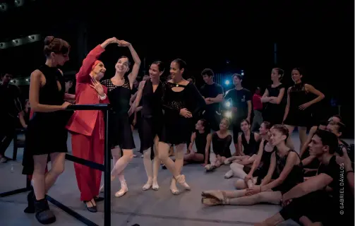  ??  ?? Alicia Alonso junto a las primeras bailarinas Sadaise Arencibia, Viengsay Valdés, Grettel Morejón y Anette Delgado.