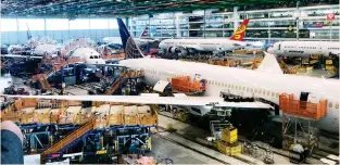  ?? ?? Μηχανικός της Boeing που δούλευε πάνω στα 787 ισχυρίζετα­ι ότι οι εργάτες στο εργοστάσιο της εταιρείας μετρούσαν και γέμιζαν με λανθασμένο τρόπο τα κενά που μπορεί να εμφανιστού­ν κατά την ένωση των κομματιών του σκελετού του αεροπλάνου.