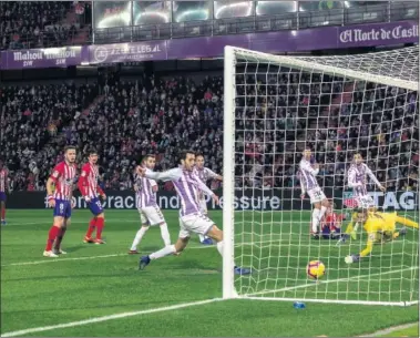  ??  ?? DECISIVO. Griezmann marcó el 2-3 en Valladolid, en el 4º partido del Atlético desde que Costa fue operado.