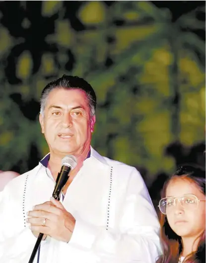  ??  ?? El candidato independie­nte al hablar ante medios en Mérida.