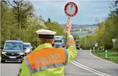  ?? Foto: Wolfgang Widemann ?? Die Polizei hat am Mittwoch auf der B2 nördlich von Monheim mehr als 400 Fahrzeuge überprüft.