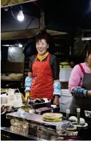  ?? FOTO: LINDA ROMPPALA ?? LOKALT. Att besöka marknader är roligt, och Jeju har flera stycken. På den stora helgmarkna­den finns allt från gardiner till levande ankor att köpa.